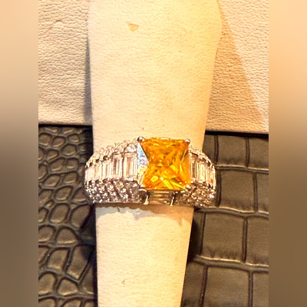 Yellow Diamond ring - Picture 1 of 10